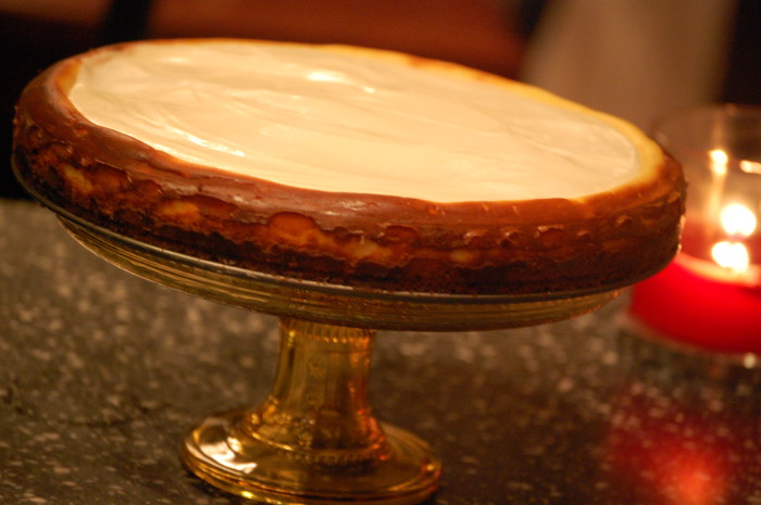 Cheesecake on cake stand
